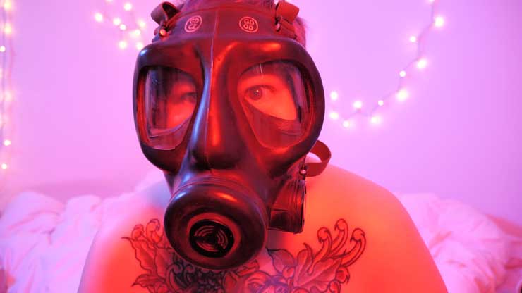 L'artiste en masque à gaz.