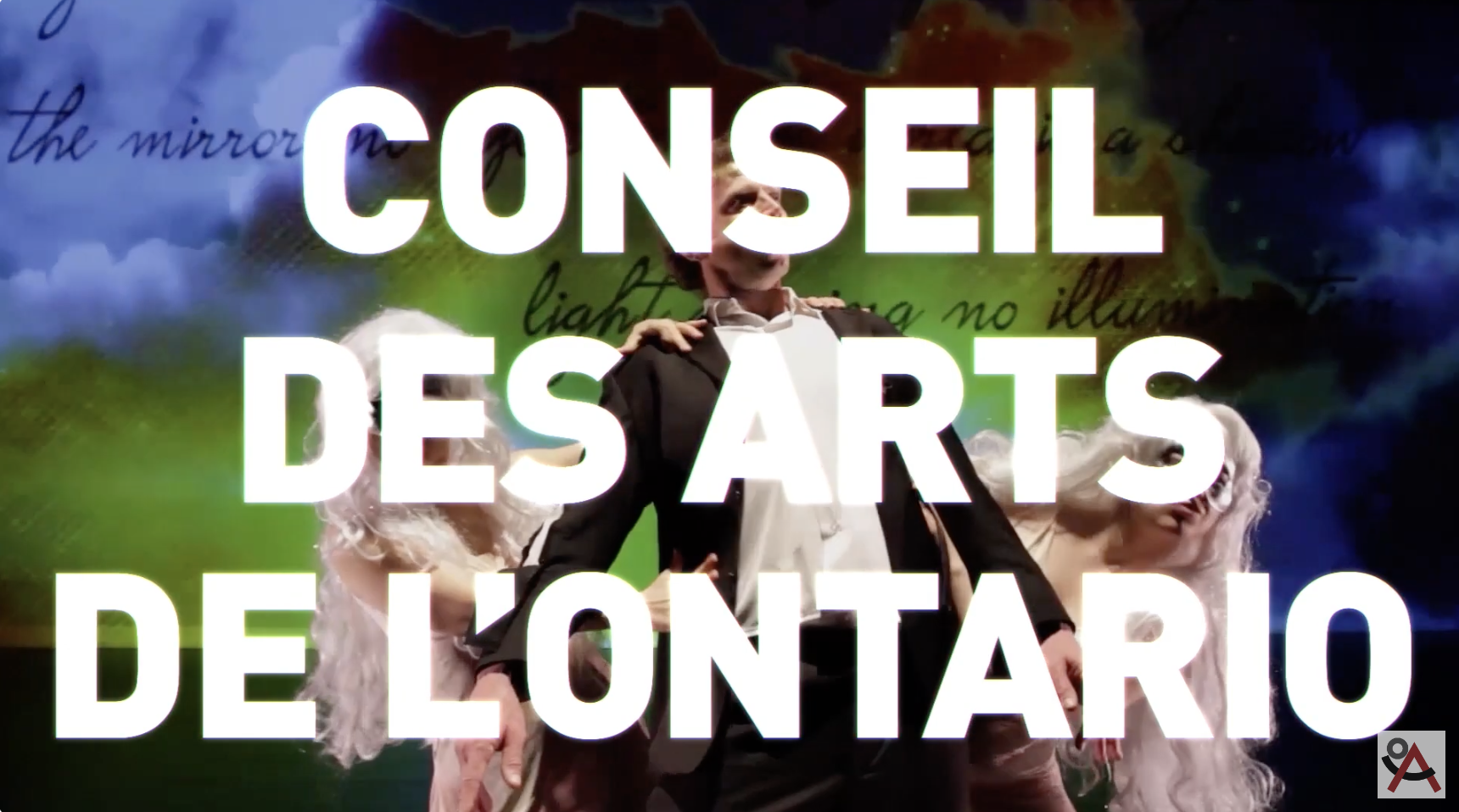 Texte blanc en gras sur une photo en couleur de 3 
