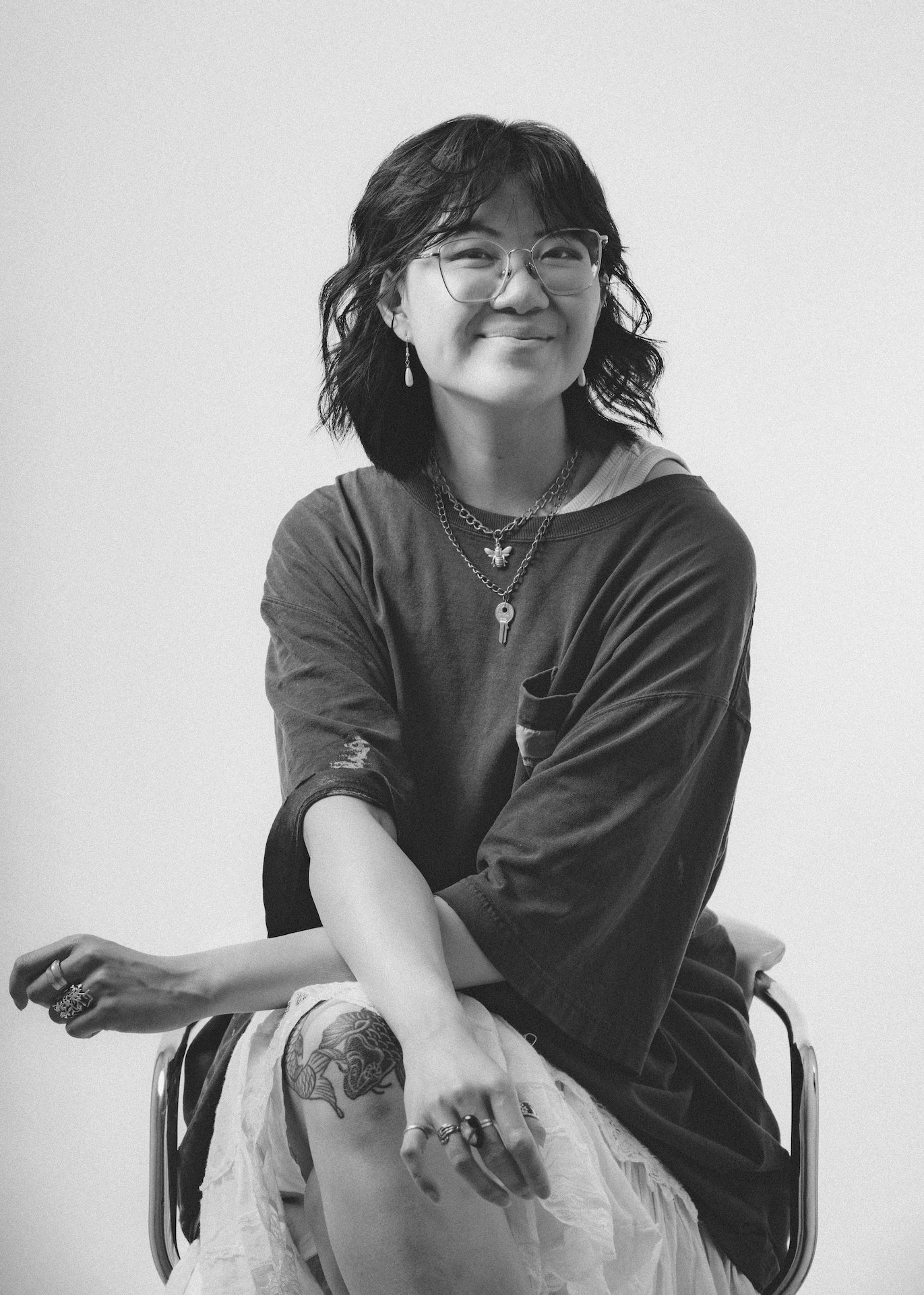 Photo en noir et blanc d'une femme assise, aux che