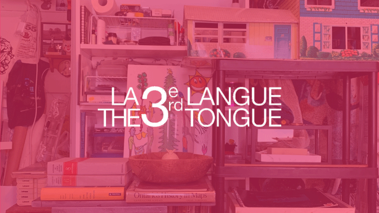 Photo délavée en rose avec les mots "La troisième langue, The Third Tongue" au centre