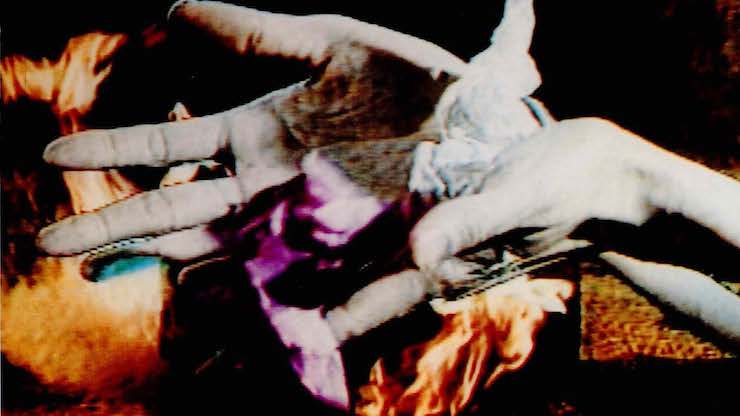 Images abstraites de deux mains tendues avec des images fragmentées de feu et de fleurs en arrière-p