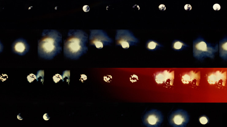 Une image d'archive expérimentale de lignes de lumières focalisées avec une bande rouge en bas. 