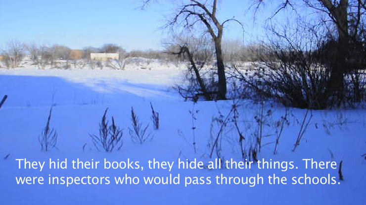 Paysage d'hiver avec le sous-titre "They hid their books, they hide all their things."